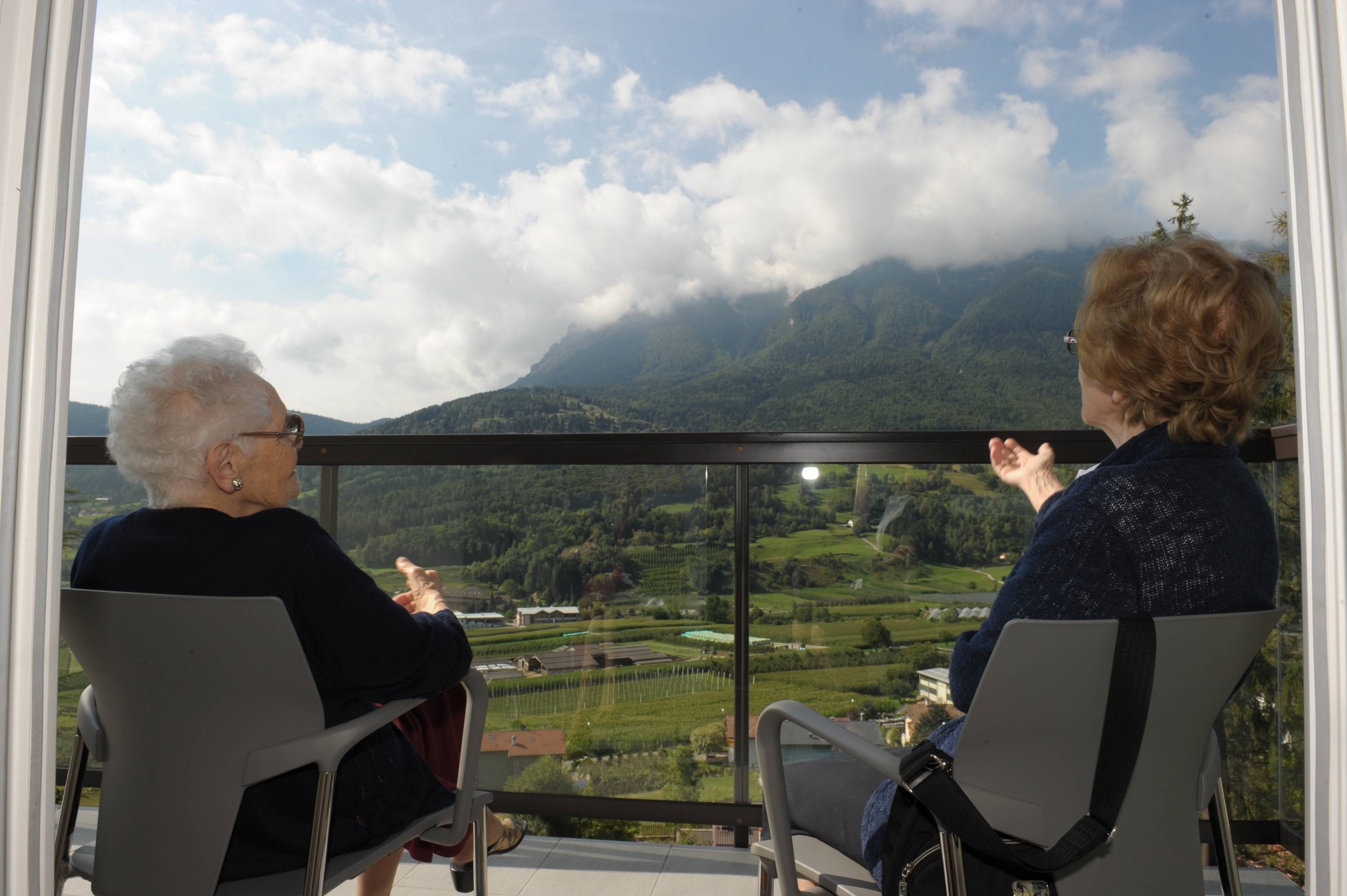 Immagine: Anziani sul balcone - Casa