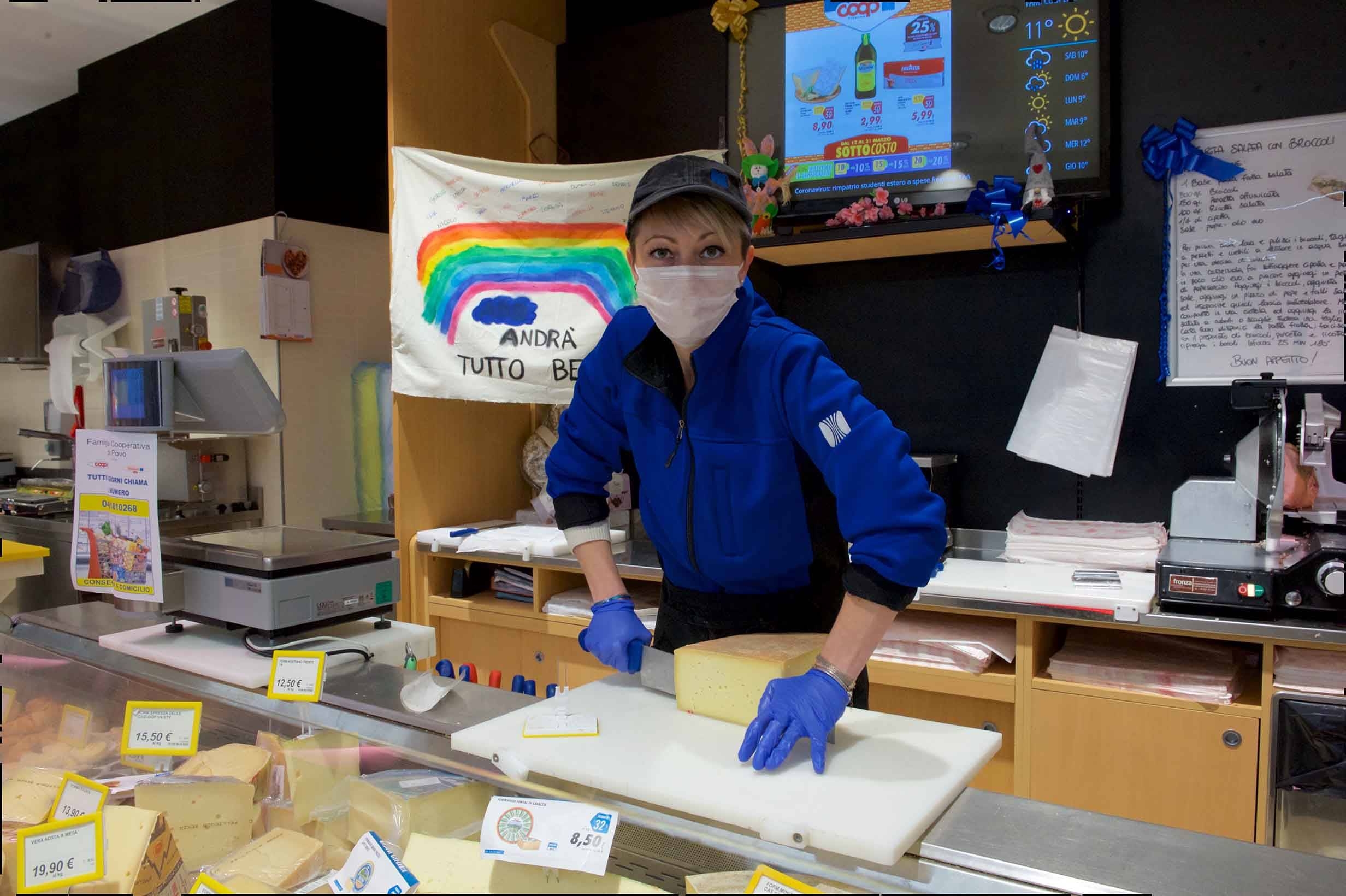 Immagine: Bancone famcoop #andràtuttobene