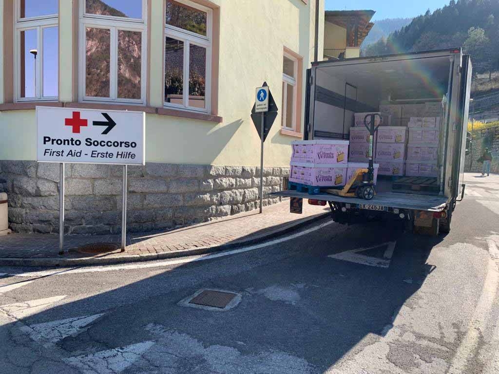 Immagine: La consegna delle colombe pasquali ad un ospedale