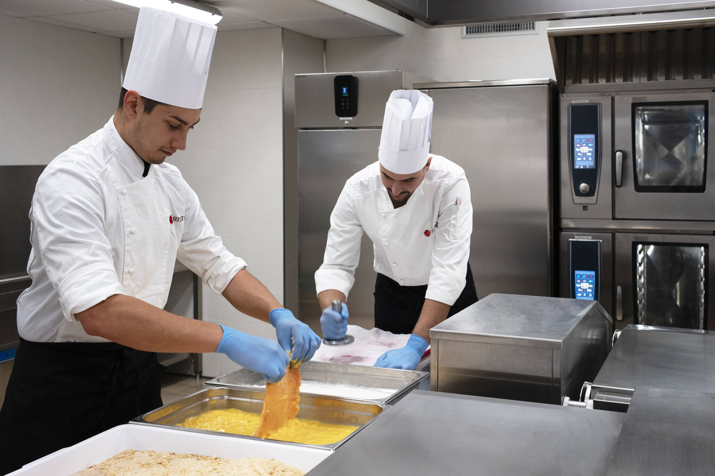 Immagine: Risto3 - Cuochi nella cucina self